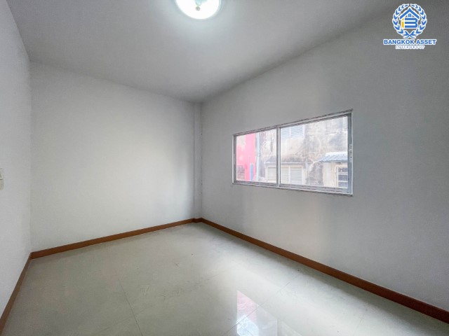 ทาวน์โฮมมือสองย่านกรุงเทพฯ ม.เก้าวัฒนาวิลล่า เลียบคลองทวีวัฒนา เนื้อที่ 17 ตร.ว. ฟังก์ชัน 3 ห้องนอน 3 ห้องน้ำ 1 ที่จอดรถ ทาวน์โฮม 3 ชั้นรีโนเวทใหม่ บนทำเลดี เพียง 20 นาทีก็ถึงรถไฟฟ้าสายสีน้ำเงิน "สถานีหลักสอง" ใกล้เดอะมอลล์บางแค และทางด่วน "รามอินทรา-อาจณรงค์" จองเลย!…